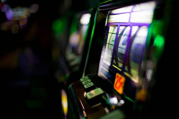 Lightning Baccarat live dealer table on qqmamibet slot
